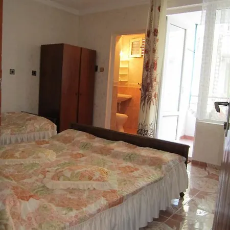 Central Guesthouse 3* נסבר